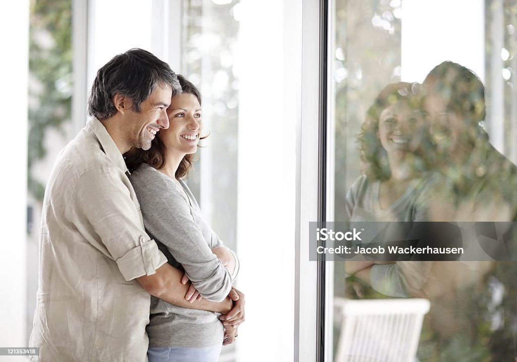 Gemütliche Älteres Paar steht in der Nähe Fenster ganz wie zu Hause fühlen. - Lizenzfrei Aktiver Senior Stock-Foto