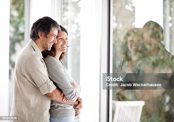 Gemütliche Älteres Paar Steht In Der Nähe Fenster Ganz Wie Zu Hause Fühlen Stockfoto und mehr Bilder von Aktiver Senior