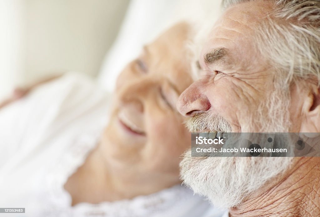 Homem idoso com Uma Mulher Madura de passar tempo juntos - Royalty-free Carinhoso Foto de stock