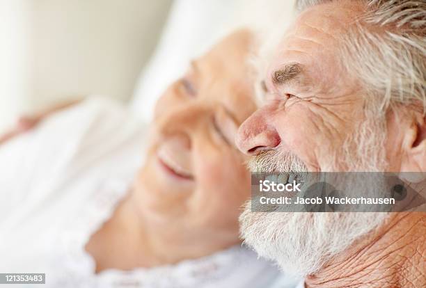 Homem Idoso Com Uma Mulher Madura De Passar Tempo Juntos - Fotografias de stock e mais imagens de Carinhoso