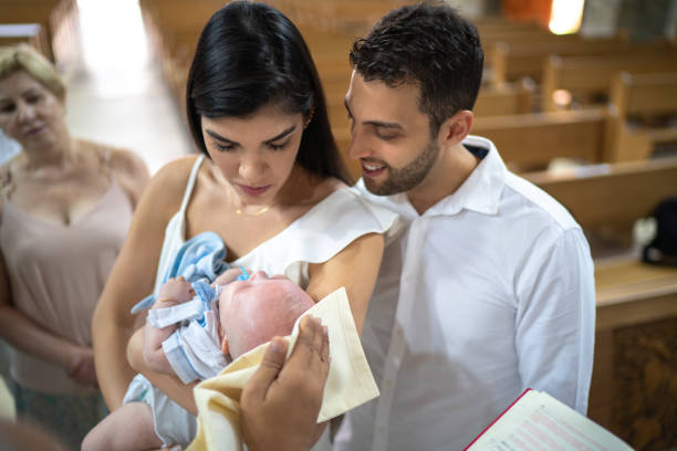 padrinos con un bebé ahijado en la celebración del bautismo - ahijado fotografías e imágenes de stock