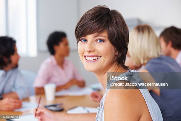 Foto de Mulher Tomando Notas De Reunião e mais fotos de stock de Adulto - Adulto, Beleza, Caneta