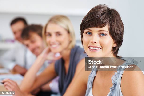 Mujer Feliz Con El Equipo De Soporte Foto de stock y más banco de imágenes de 20 a 29 años - 20 a 29 años, Adulto, Adulto joven