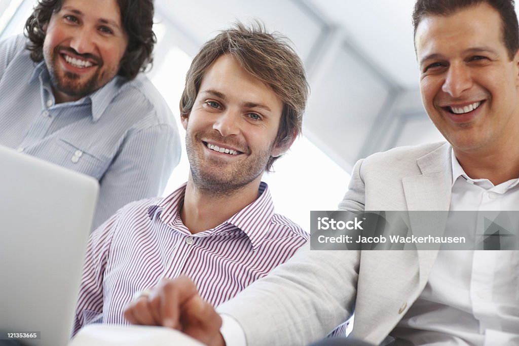 3 つの幸せなビジネス人々 - ひらめきのロイヤリティフリーストックフォト