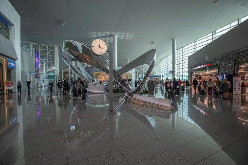 The new International Terminal 2 was made by the collaboration of different architect studios, being an international project, with an impressive result in architecture and modern space.