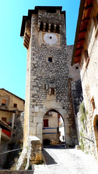 torre medievale di fontecchio- abruzzo italia - fontecchio foto e immagini stock