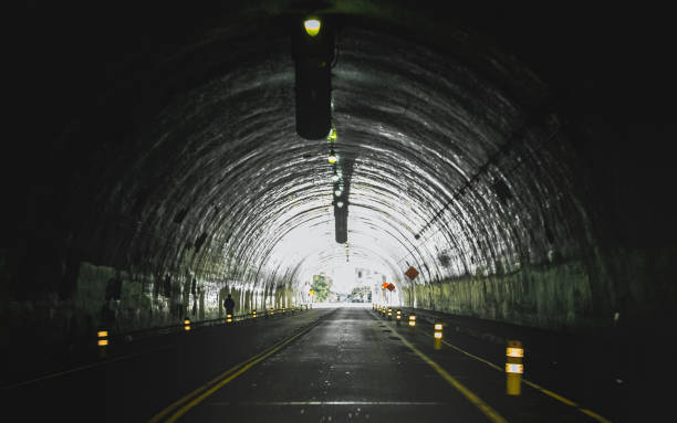 túnel subterráneo moderno en el centro de los angeles, ee. uu. - highway underground corridor street fotografías e imágenes de stock