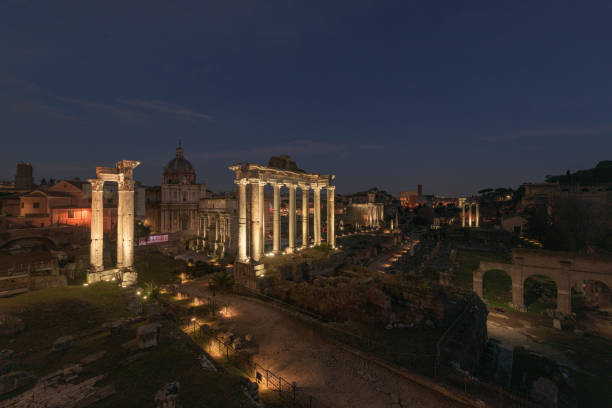 ruïnes van het roman forum bij nacht in rome, italië - het forum van rome stockfoto's en -beelden