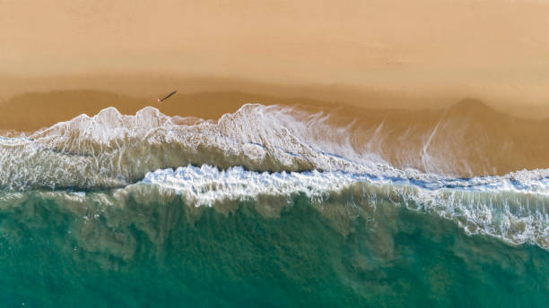 vue aérienne de newport beach, californie - sand wave pattern beach wave photos et images de collection