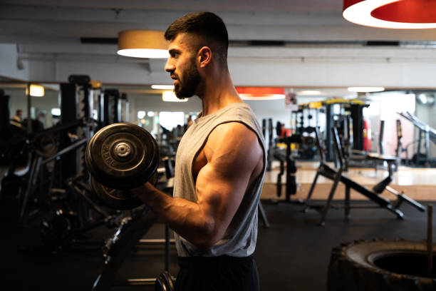 ボディービルワークアウト男性のフィットネスエクササイズとハンドウェイト - gym weight bench exercising weights ストックフォトと画像