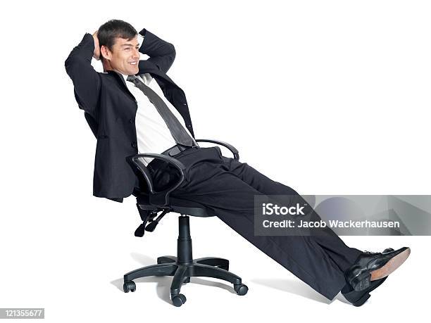Foto de Relaxado Jovem Homem De Negócios Sentado Em Uma Cadeira De Escritório e mais fotos de stock de 20 Anos