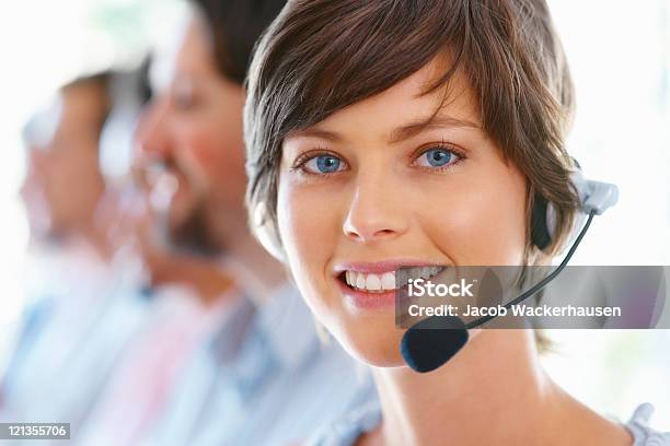 Weibliche Executive Tragen Headset Stockfoto und mehr Bilder von Am Telefon - Am Telefon, Blick nach oben, Büro