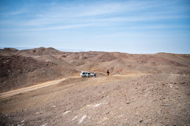 auto auf dem weg zum abbesee geparkt - afar desert stock-fotos und bilder