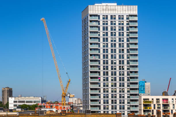 ロンドンのクレーン付き住宅新開発高層タワーブロック - london england apartment uk real estate ストックフォトと画像