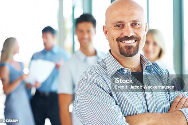 Uomo Daffari In Piedi Con Il Suo Esclusivo Business Team In Background - Fotografie stock e altre immagini di Abbigliamento casual