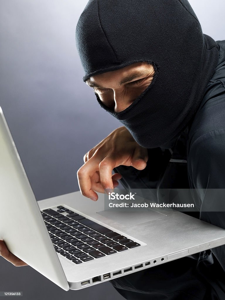 O cibercrime-masculino hacker roubar dados de um laptop - Foto de stock de 20 Anos royalty-free