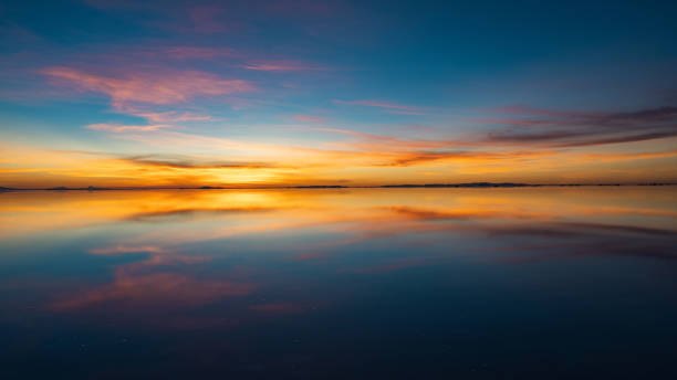 南米ボリビアのウユニ塩平らな日の出 - ウユニ塩湖 ストックフォトと画像