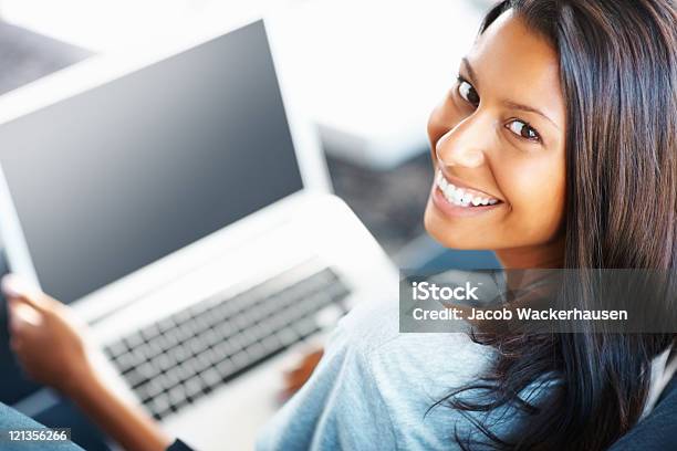 Atractiva Mujer Trabajando En Su Computadora Portátil Foto de stock y más banco de imágenes de Cerca de