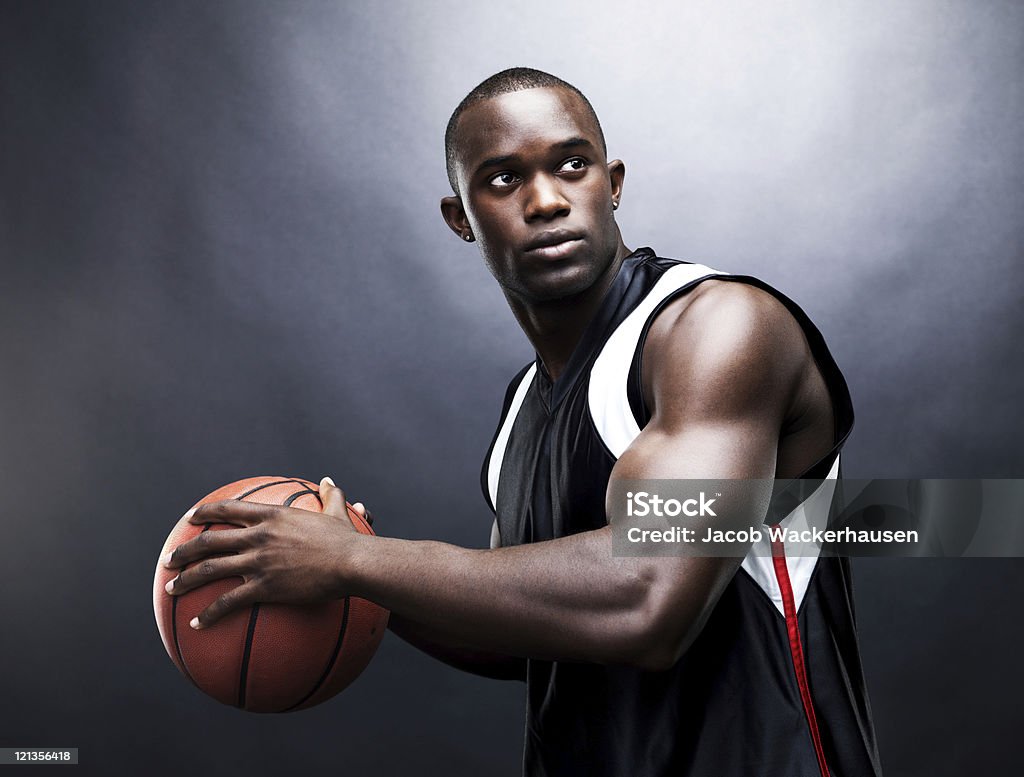 Muscolare uomo giovane afro-americano giocando a basket - Foto stock royalty-free di Basket