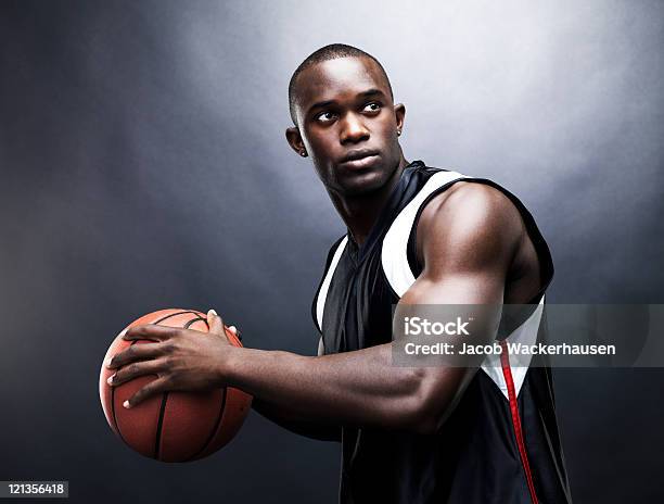 Muscolare Uomo Giovane Afroamericano Giocando A Basket - Fotografie stock e altre immagini di Basket