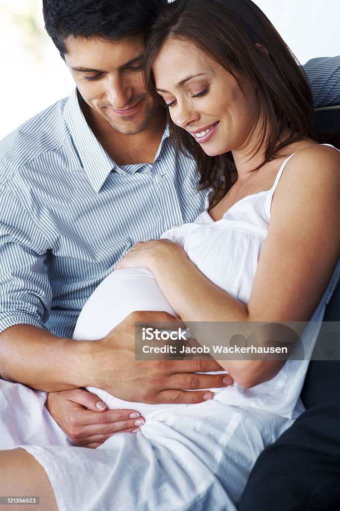 幸せな、若いカップルならではの新しい赤ちゃん - カップルのロイヤリティフリーストックフォト
