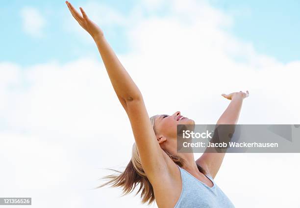 Freedom To Fly Stockfoto und mehr Bilder von Arme hoch - Arme hoch, Attraktive Frau, Aufregung