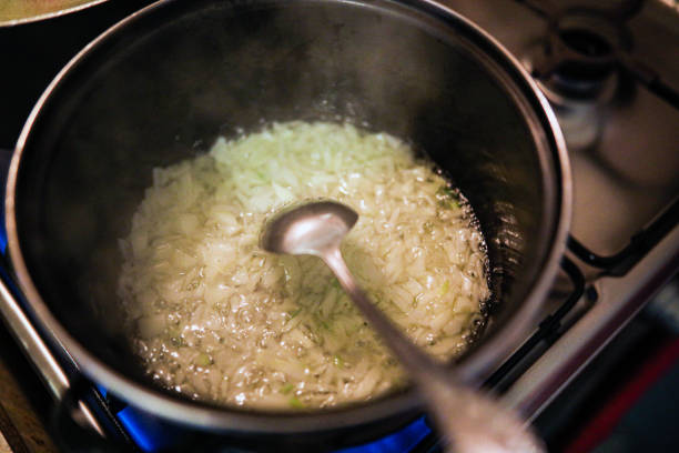 freír cebollas y picar y antes de cocinar - saute fotografías e imágenes de stock