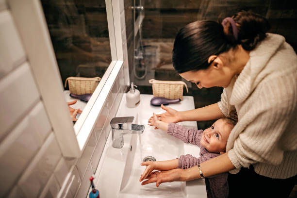 routine du matin - rubbing human hand togetherness women photos et images de collection