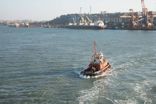 schlepper in der nähe des hafens von goa. - tugboat towing nautical vessel industrial ship stock-fotos und bilder