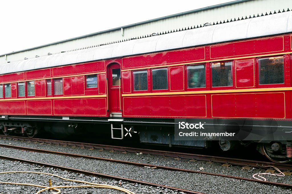 Rouge Vintage train Transport à la gare - Photo de D'autrefois libre de droits
