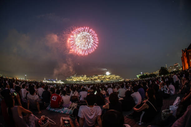 Luxury liner and fireworks (Yokohama Sparkling Twilight) Luxury liner and fireworks (Yokohama Sparkling Twilight). Shooting Location: Yokohama-city kanagawa prefecture 月 stock pictures, royalty-free photos & images