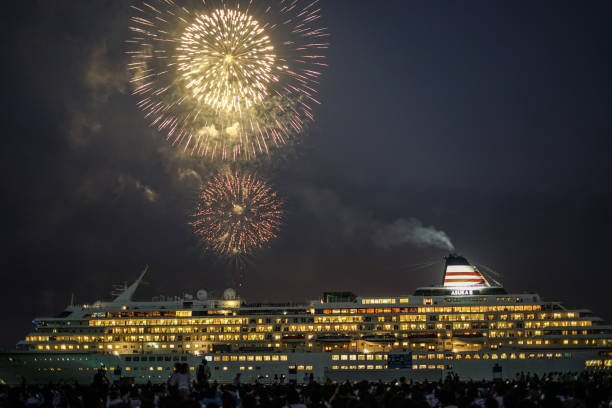 Luxury liner and fireworks (Yokohama Sparkling Twilight) Luxury liner and fireworks (Yokohama Sparkling Twilight). Shooting Location: Yokohama-city kanagawa prefecture 月 stock pictures, royalty-free photos & images