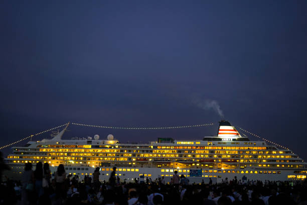Luxury liner and the people of the silhouette Luxury liner and the people of the silhouette. Shooting Location: Yokohama-city kanagawa prefecture 月 stock pictures, royalty-free photos & images