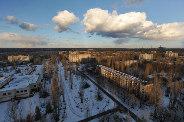 центральная площадь заброшенного города-призрака припять в чернобыльской зоне - 1986 стоковые фото и изображения