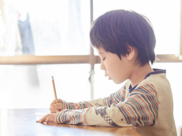 宿題をしている小学生 - elementary school waist up indoors childhood ストックフォトと画像