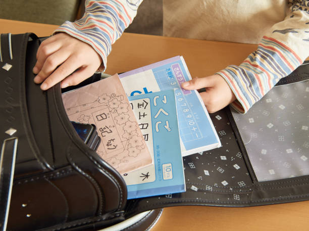 preparazione della scuola elementare - ufficio oggetti smarriti foto e immagini stock