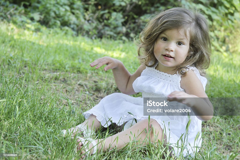Ładny Dziewczyna gra na zielonej trawie - Zbiór zdjęć royalty-free (Dziecko)