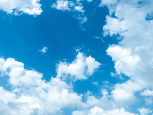 cielo azul y nubes blancas - sunbeam cloud panoramic sky fotografías e imágenes de stock