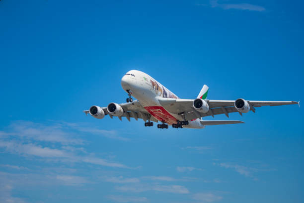 emirates a380 sobre el enfoque final - underbelly fotografías e imágenes de stock