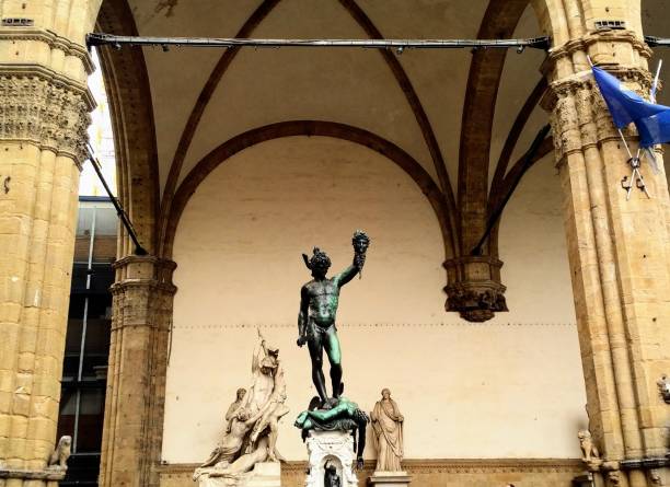 statuen im freien auf der piazza della signoria in florenz, italien - palazzo vecchio piazza della signoria florence italy italy stock-fotos und bilder