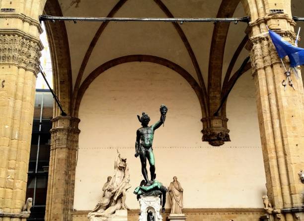 estátuas ao ar livre na piazza della signoria em florença, itália - palazzo vecchio piazza della signoria florence italy italy - fotografias e filmes do acervo