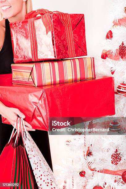 Donna Sorridente Con Natale Presenta - Fotografie stock e altre immagini di 20-24 anni - 20-24 anni, 25-29 anni, Adulto