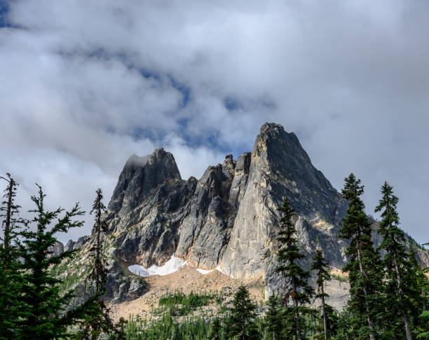 liberty bell towers over washington pass - north cascades national park washington state northern cascade range mountain pass stock-fotos und bilder