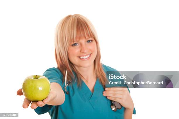 Lächelnd Krankenschwester Hält Einen Grünen Apfel Stockfoto und mehr Bilder von Krankenpflegepersonal - Krankenpflegepersonal, Medizinerkleidung, 20-24 Jahre