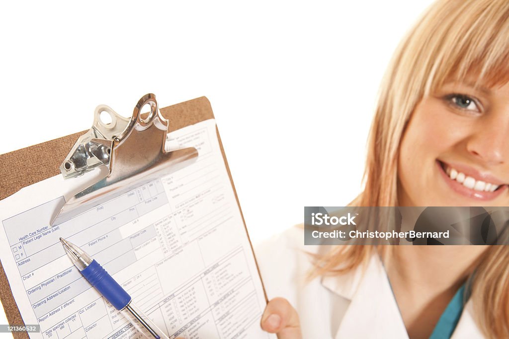Sorrindo Doutor, segurando um formulário de Médico - Foto de stock de 20-24 Anos royalty-free