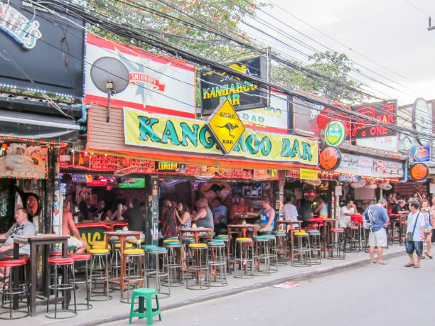 kangaroo aussie bar an der bangla road - strand patong stock-fotos und bilder