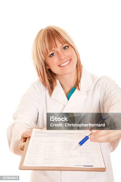 Foto de Sorrindo Doutor Segurando Um Formulário De Médico e mais fotos de stock de 20-24 Anos - 20-24 Anos, 25-30 Anos, Adulto