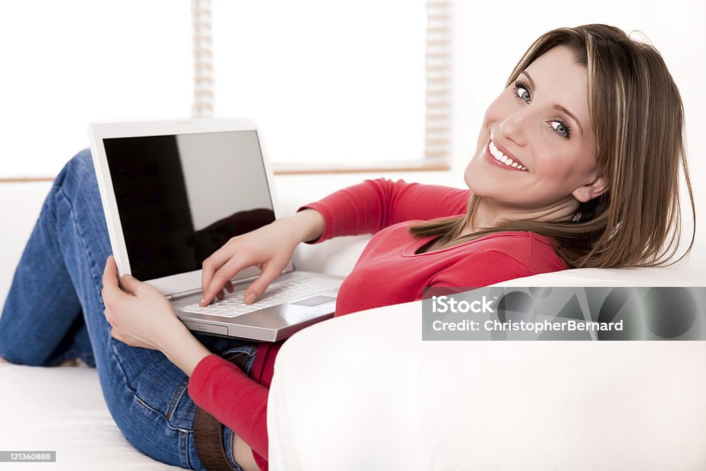 Feminino sorridente com o computador portátil em casa - Royalty-free 20-24 Anos Foto de stock