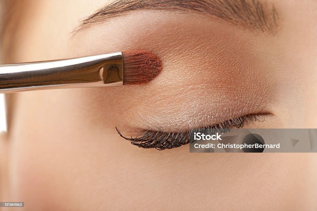 Close-up donna applicare make-up - Foto stock royalty-free di 20-24 anni