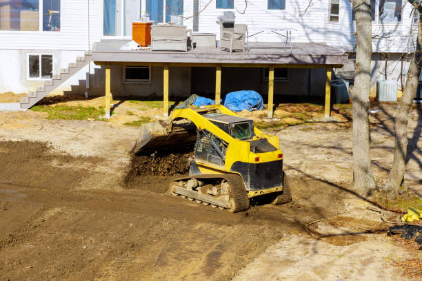 bulldozer in movimento, terreno livellato in cantiere - grading foto e immagini stock